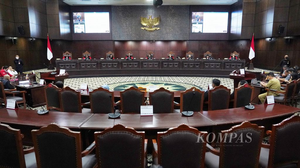 Suasana saat digelarnya sidang putusan uji materiil Pasal 169 huruf q UU Pemilu terkait batas usia minimal calon presiden (capres) dan calon wakil presiden (cawapres) di Mahkamah Konstitusi, Jakarta, Senin (16/10/2023). 