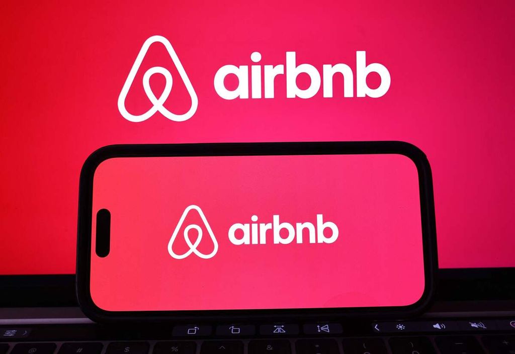 Foto ilustrasi menampilkan logo Airbnb di layar komputer dan telepon seluler di Los Angeles, California. Amerika Serikat, 13 Februari 2024. 