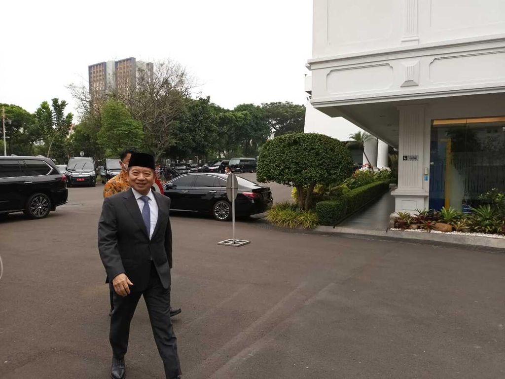 Ketua Umum Partai Persatuan Pembangunan Suharso Monoarfa sesaat sebelum Presiden Joko Widodo resmi melantik menteri dan wakil menteri baru untuk sisa masa jabatan periode tahun 2019-2024, pada Rabu, 15 Juni 2022, di Istana Negara, Jakarta.