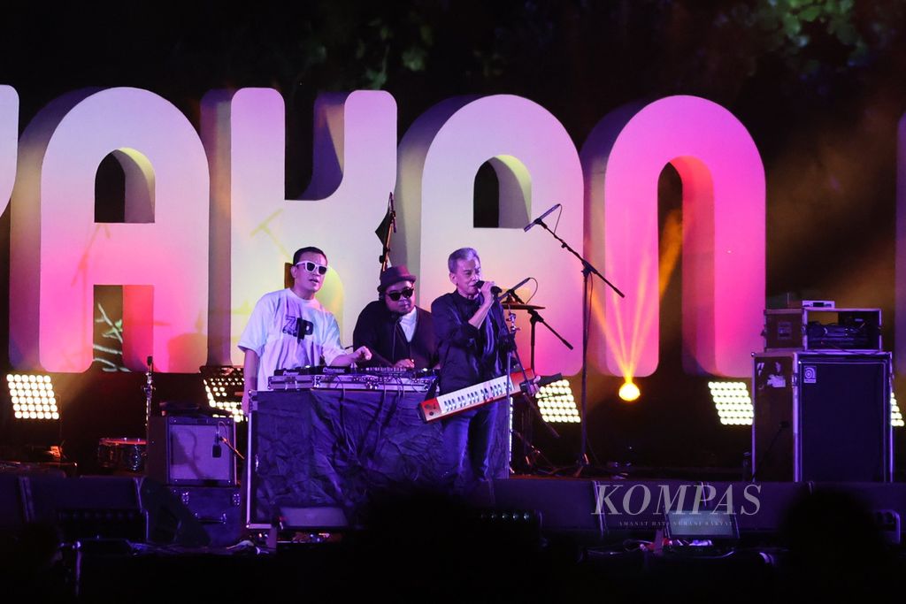 Musisi Fariz RM tampil bersama grup Diskoria dalam perhelatan Prambanan Jazz Festival di kompleks Candi Prambanan, Sleman, Daerah Istimewa Yogyakarta, Jumat (1/7/2022).