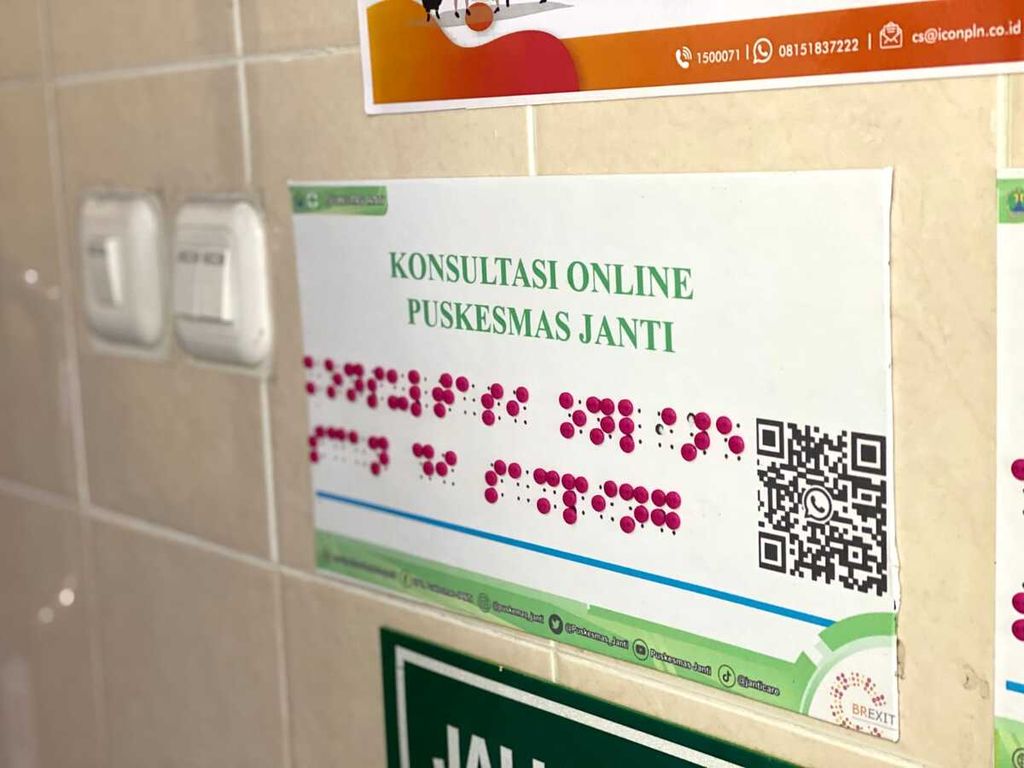 Huruf braille penunjuk arah menuju QR <i>code </i>yang diperuntukkan bagi pasien disabilitas visual di Puskesmas Janti, Kota Malang, Jawa Timur. Huruf braille itu mengarah ke QR <i>code</i> yang akan memunculkan pilihan aplikasi pengaduan bagi pasien disabilitas visual.