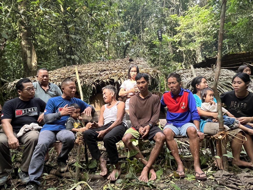 Bupati Bulungan Syarwani (duduk kedua dari kiri) berdialog dengan warga Punan Batu di Hutan Banau-Sajau, Bulungan, Kalimantan Utara, Jumat (2/6/2023).