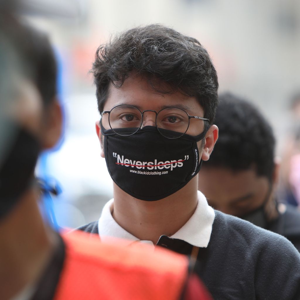 Masyarakat mengenakan masker untuk mencegah penularan Covid-19 di sejumlah daerah di Indonesia.