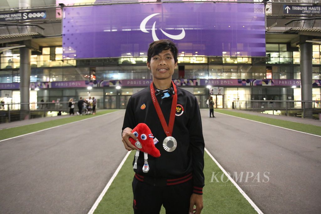 Pelari Saptoyogo Purnomo berpose di depan Stadion Stade de France, Paris, Perancis, setelah menerima medali perak dari nomor lari 100 meter putra klasifikasi T37 Paralimpiade Paris, Jumat (30/8/2024) waktu setempat atau Sabtu (31/8/2024) dini hari WIB.