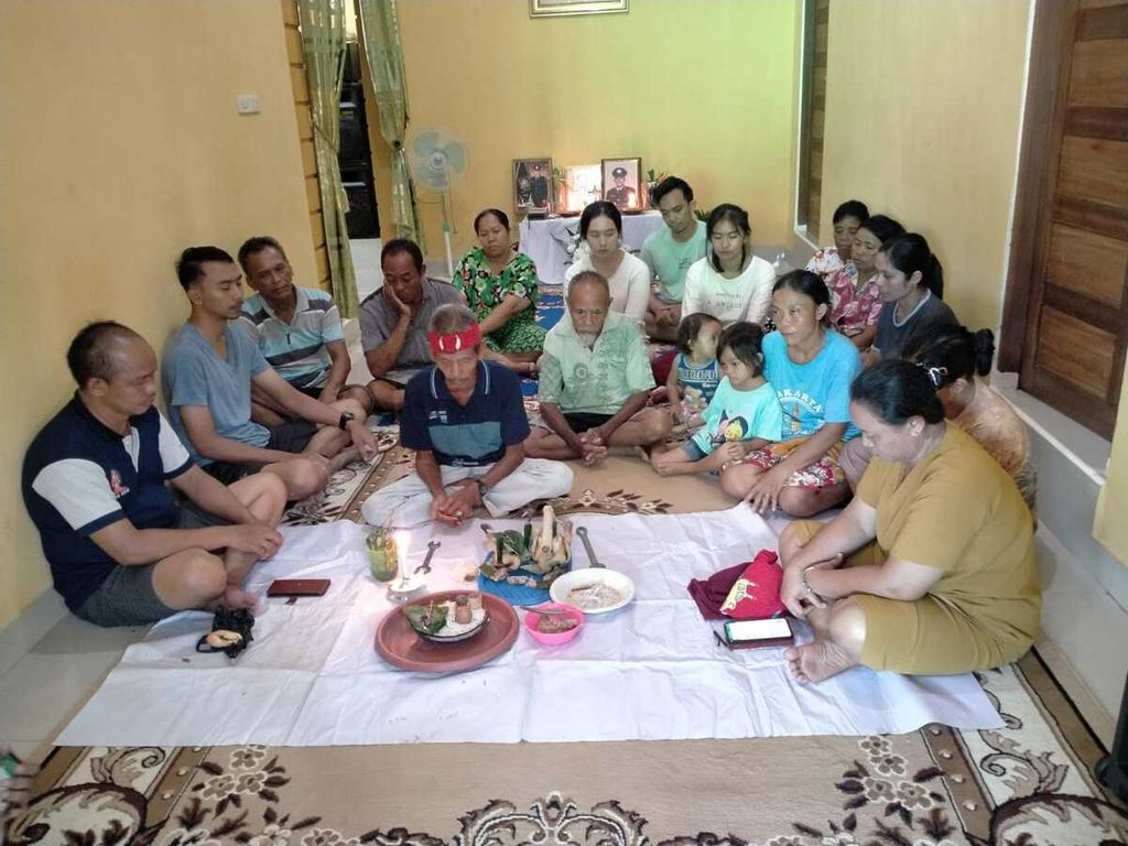 Pasca-meninggalnya almarhum Bripda Ignatius, keluarga besarnya menggelar ritual adat ”Barapus” di kediaman orangtua korban di Nanga Pinoh, Kabupaten Melawi, Kalimantan Barat, Sabtu (29/7/2023).