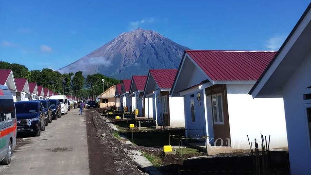 Suasana kawasan hunian tetap bagi korban erupsi Gunung Semeru di Desa Sumbermujur, Kecamatan Candipuro, Kabupaten Lumajang, Provinsi Jawa Timur, Kamis (2/6/2022).