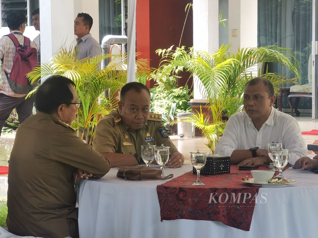 Chairman of the NTB Election Commission Muhammad Khuwailidi (far right) discussed with the Acting Governor of NTB Lalu Gita Ariadi (center) after the NTB Regional Leadership Coordination Forum meeting and other stakeholders related to the 2024 Election in Mataram, Monday afternoon (12/4/2024).