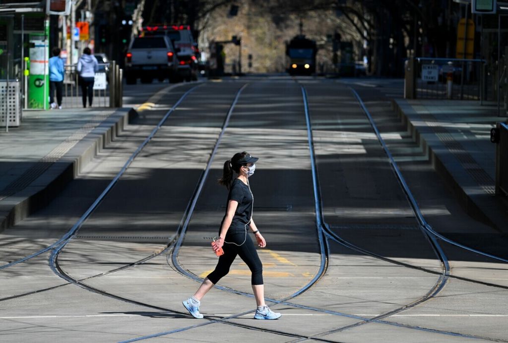 Seorang perempuan berjalan di Melbourne, Australia, 6 September 2020. 