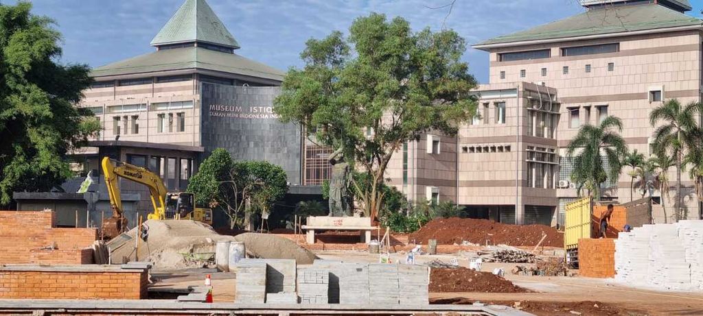 Lahan bekas Museum Telekomunikasi TMII, Jakarta Timur, yang tengah dalam penataan besar-besaran April 2022. Lahan itu akan dibangun taman.