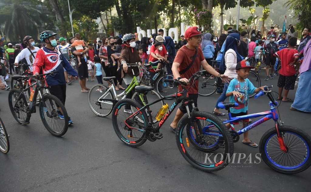 Warga menuntun sepeda saat Car Free Day (CFD) di Jalan Darmo, Kota Surabaya, Jawa Timur (19/6/2022). CFD yang sempat ditiadakan saat angka kasus Covid-19 meninggi kini kembali dilaksanakan secara normal. Selain berolahraga, warga memanfaatkan untuk berwisata bersama keluarga. 