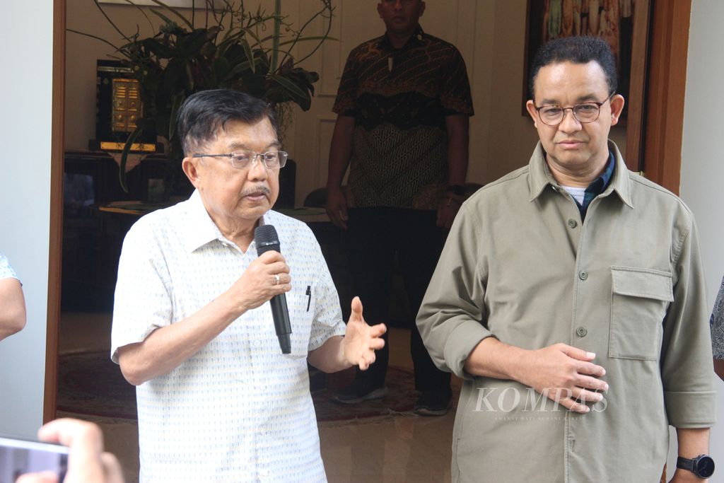 Bakal calon presiden Anies Baswedan (kanan) bertemu Jusuf Kalla (kiri) membahas isu kebangsaan, Sabtu (7/10/2023).