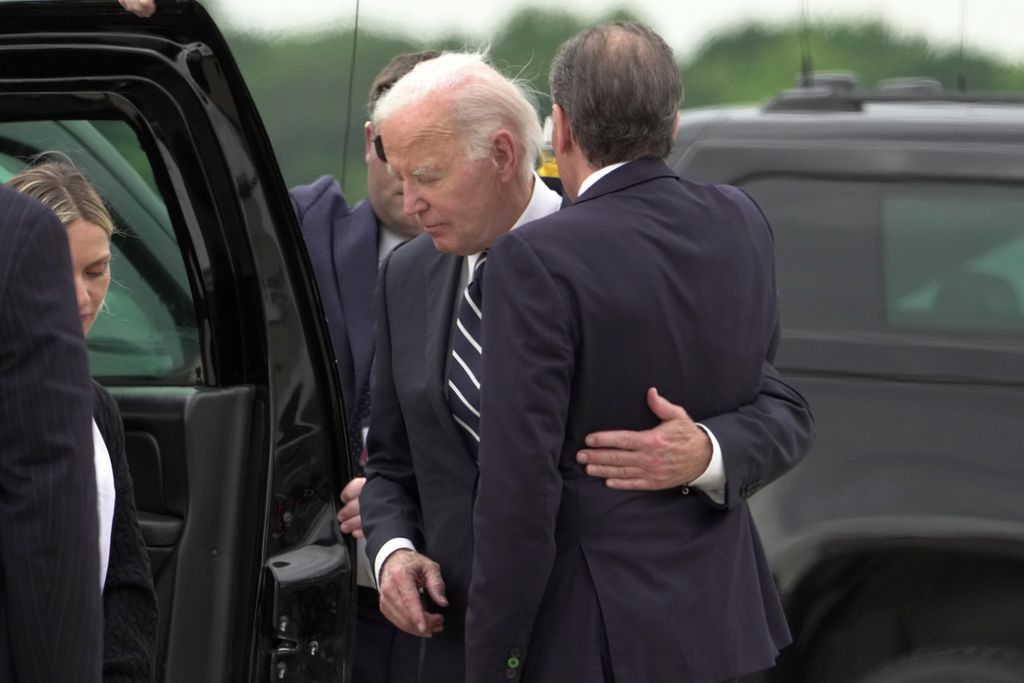 Presiden Amerika Serikat Joe Biden menyambut kedatangan putranya, Hunter Biden, di Pangkalan Udara Garda Nasional Delaware di New Castle, Delaware, AS, Selasa (11/6/2024). 