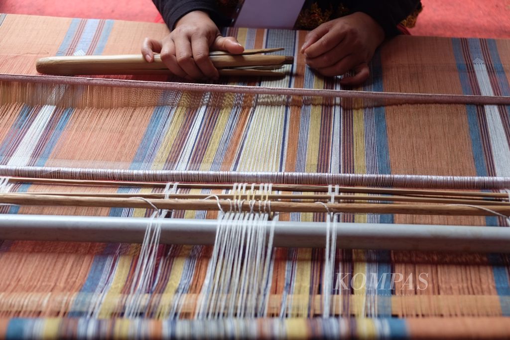 Proses menenun dengan alat tenun bukan mesin dan pewarnaan alami oleh penenun di Desa Pringgasela, Kabupaten Lombok Timur, NTB, ditampilkan pada acara peresmian Gedung Dekranasda NTB, Agustus 2019.