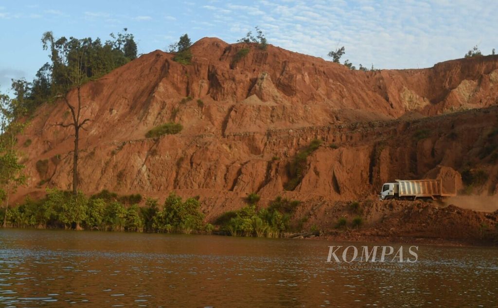 Truk melintas di bukit yang ditambang untuk diambil kandungan nikelnya di Desa Tapunggaya, Kecamatan Molawe, Kabupaten Konawe Utara, Rabu (7/8/2019). Penambangan yang dilakukan masif di pegunungan di daerah tersebut menimbulkan bencana ekologis. 