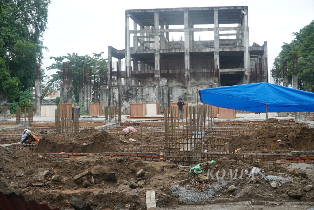 Pekerja mengerjakan bangunan fondasi di Zona C Gedung Kebudayaan Sumatera Barat, Kota Padang, Sumbar, Jumat (30/12/2022). 