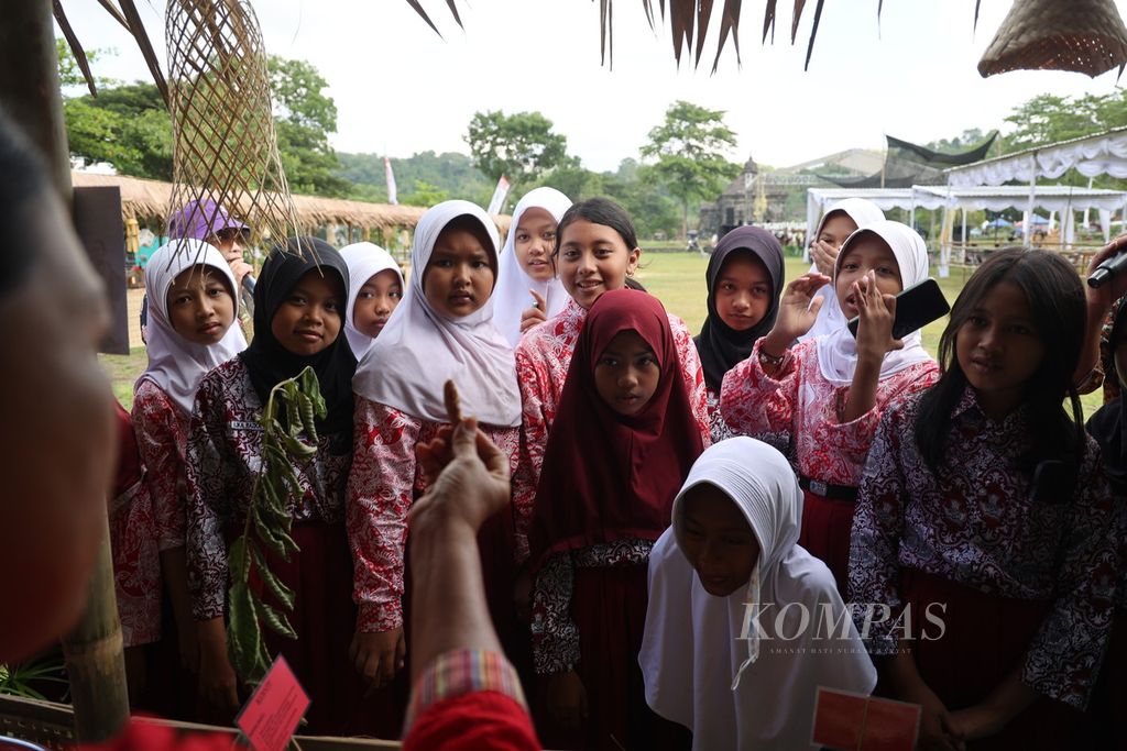 Murid SD mendapat penjelasan tentang bermacam tanaman obat dalam acara Festival Sewu Bakul Jamu di kompleks Candi Banyunibo, Desa Bokoharjo, Kecamatan Prambanan, Kabupaten Sleman, Daerah Istimewa Yogyakarta, Selasa (19/12/2023). 