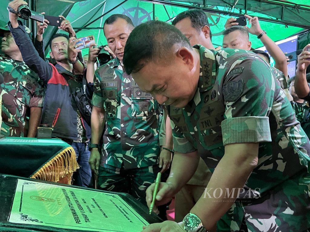 Kepala Staf Angkatan Darat Jenderal TNI Dudung Abdurachman menandatangani prasasti sebagai tanda selesainya rehabilitasi rumah tidak layak huni di wilayah Kodam XIV Hasanuddin, Selasa (9/5/2023).