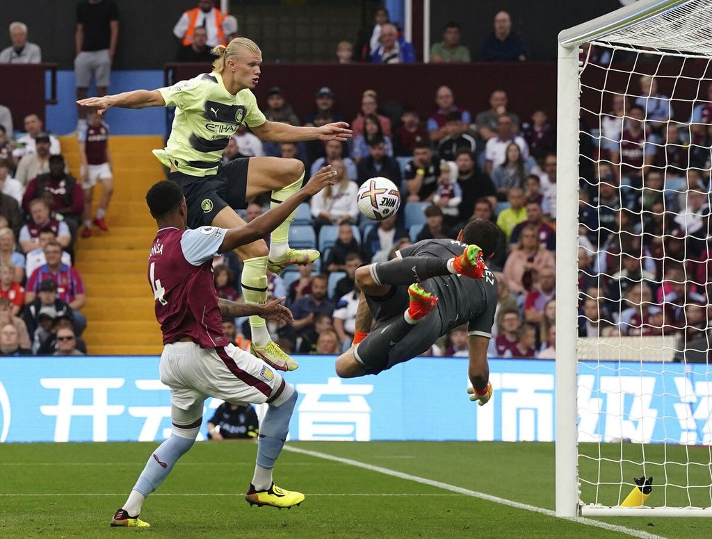Pemain Manchester City, Erling Haaland (tengah atas), mencetak gol satu-satunya dalam pertandingan Liga Inggris antara Aston Villa dan Manchester City di Stadion Villa Park, Birmingham, Sabtu (3/9/2022). Kedua tim bermain imbang, 1-1. 