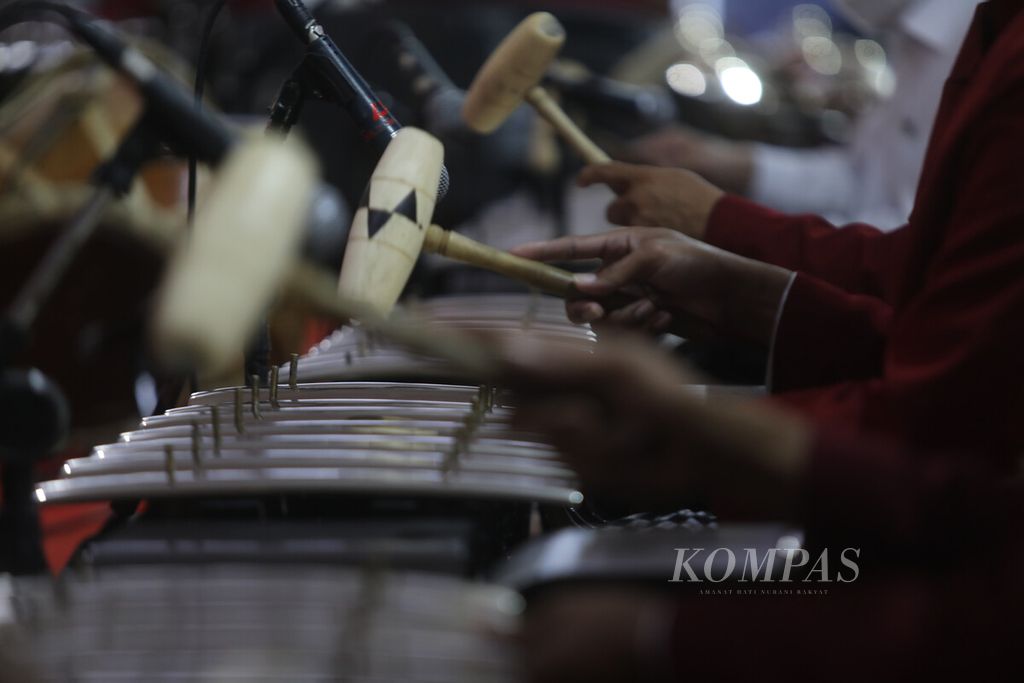 Penabuh memainkan gamelan saat dalang cilik Ki Danesworo Rafi Ramadhan memainkan pergelaran wayang kulit dengan lakon "Babad Wanamarta" di kompleks Kementerian Koordinator Bidang Pembangunan Manusia dan Kebudayaan, Jakarta, Jumat (4/11/2022).