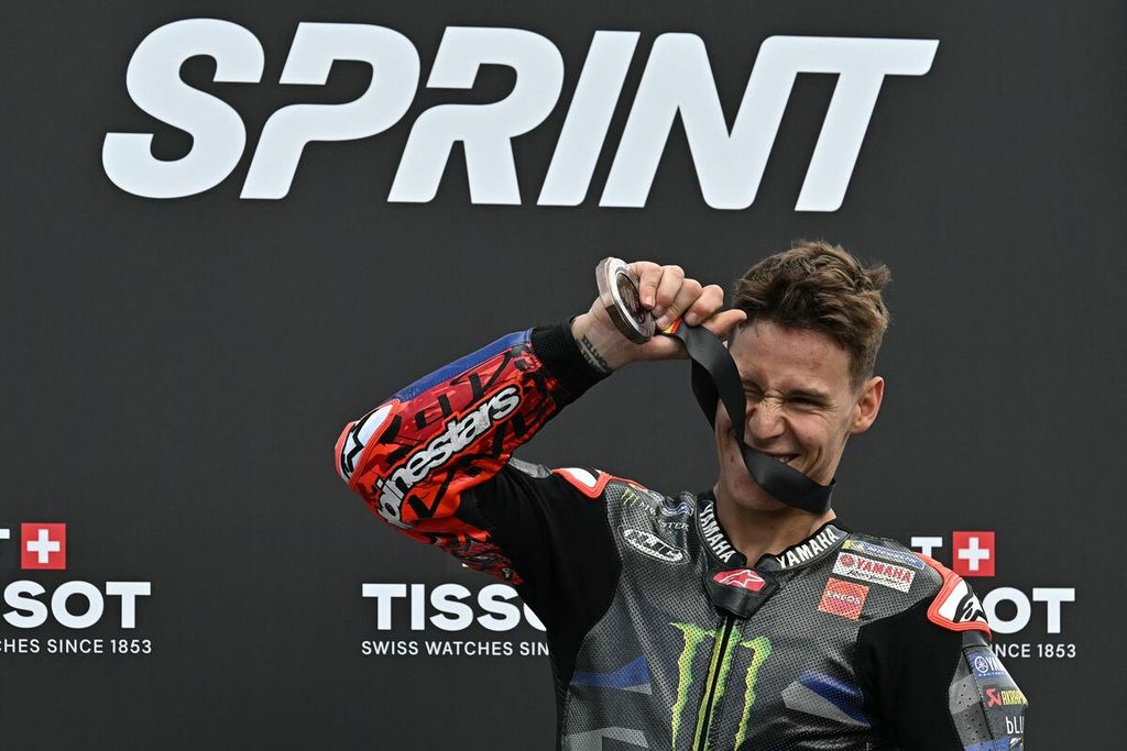 Yamaha racer, Fabio Quartararo, secured the third-place podium in the MotoGP Spanish sprint race held in Jerez on Saturday (27/4/2024). However, he had to forfeit the medal due to breaking the regulation on tire pressure and hand it over to Dani Pedrosa.