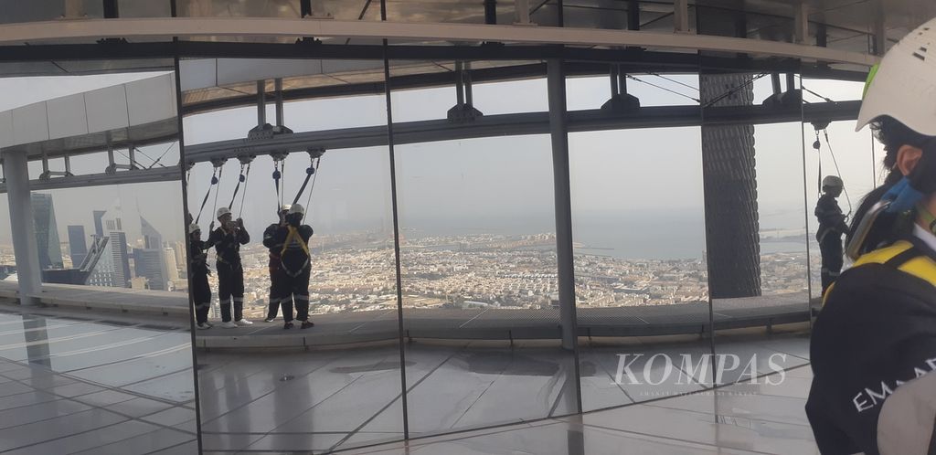Rombongan jurnalis dari Indonesia saat mengkuti wisata Edge Walk berjalan meniti sisi luar gedung pencakar langit Sky View di ketinggian 219,5 meter di kota Dubai, Uni Emirat Arab, Sabtu (23/3/2024). Wisata ini memberikan pengalaman mendebarkan sekaligus menantang bagi peserta.