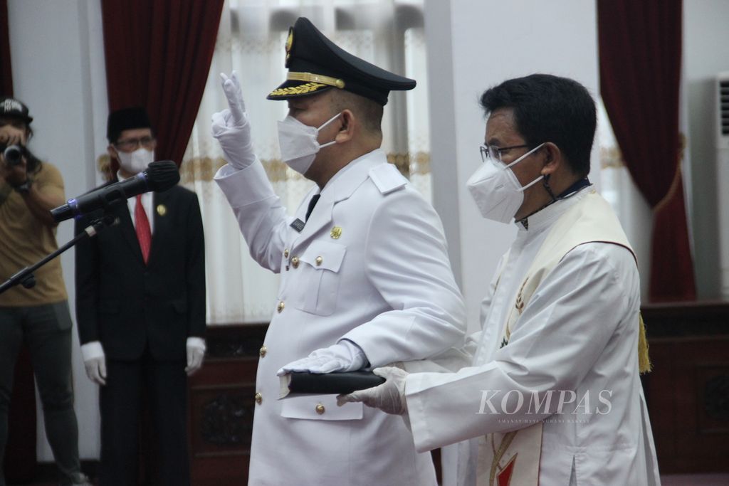 Penjabat Bupati Landak, Samuel, saat dilantik di Balai Petitih, Kantor Gubernur Kalimantan Barat, Senin (23/5/2022).