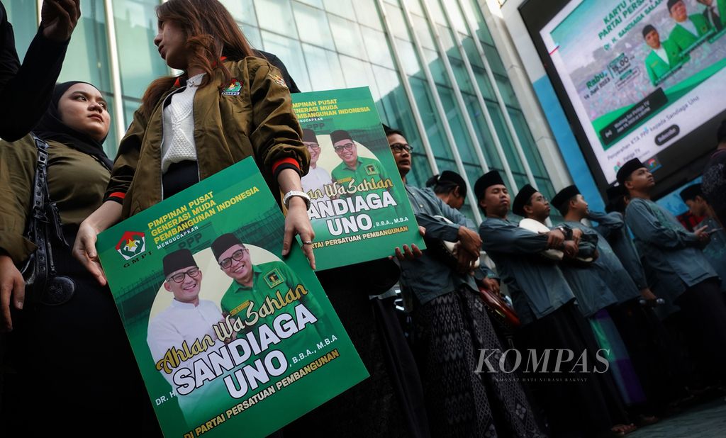 Kader dan simpatisan PPP menunggu kehadiran Sandiaga Salahuddin Uno menjelang acara Penyerahan Kartu Tanda Anggota Partai Persatuan Pembangunan kepada Sandiaga Salahudin Uno di halaman kantor DPP PPP, Jakarta, Rabu (15/6/2023). 