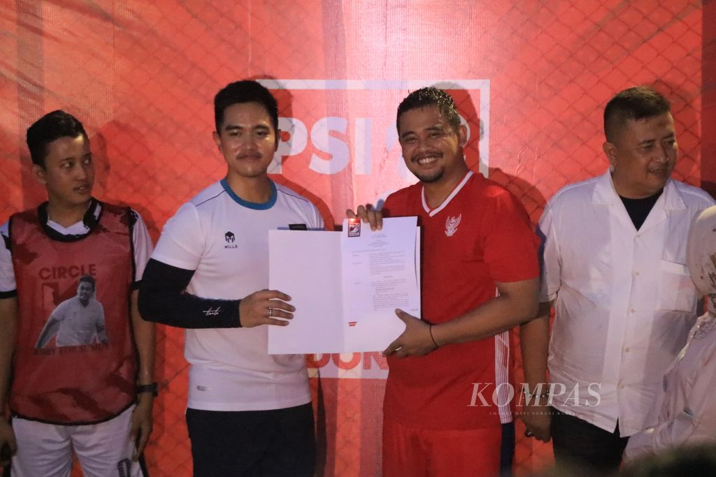 Ketua Umum Partai Solidaritas Indonesia Kaesang Pangarep (kedua dari kiri) memberikan surat dukungan partai untuk abang iparnya, Bobby A Nasution, untuk maju pada Pemilihan Gubernur Sumatera Utara, Rabu (14/8/2024).