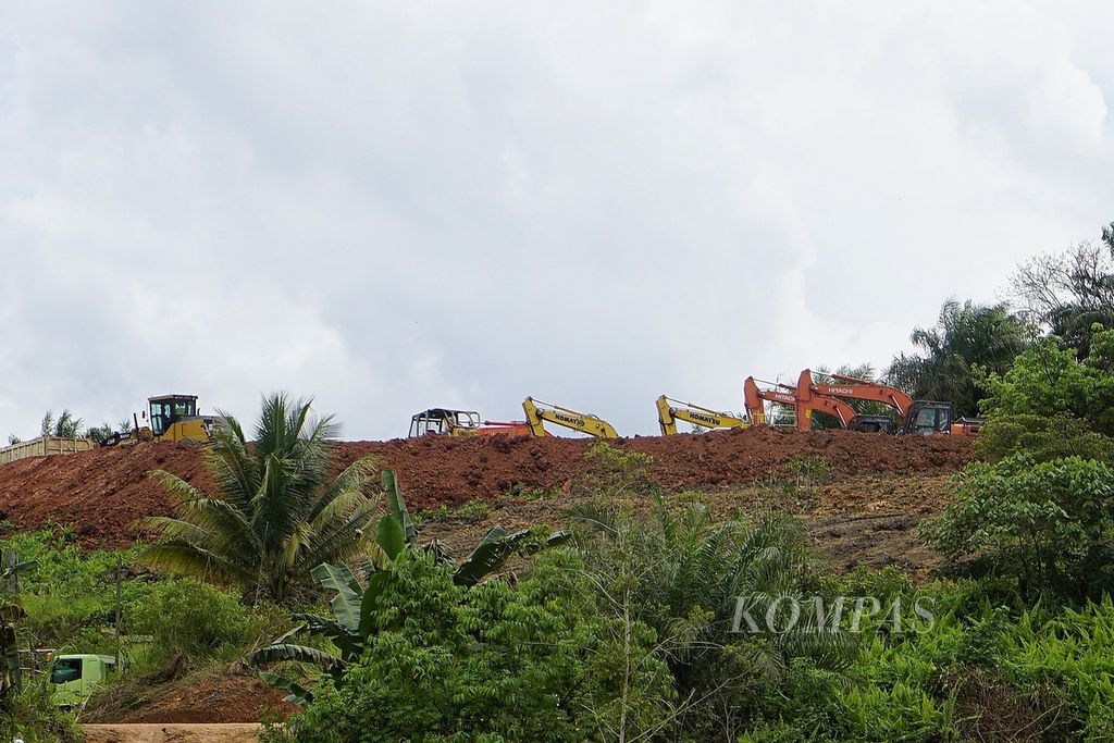 Alat berat digunakan dalam aktivitas tambang ilegal di Taman Hutan Raya Bukit Soeharto di Desa Bukit Merdeka, Kabupaten Kutai Kartanegara, Kalimantan Timur, Jumat (25/3/2022).