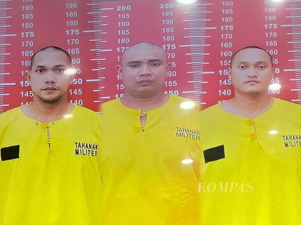 (Dari kiri ke kanan) Praka J, Praka RM ,dan Praka HS, tiga TNI yang terlibat dalam penculikan dan pembunuhan Imam Masykur.