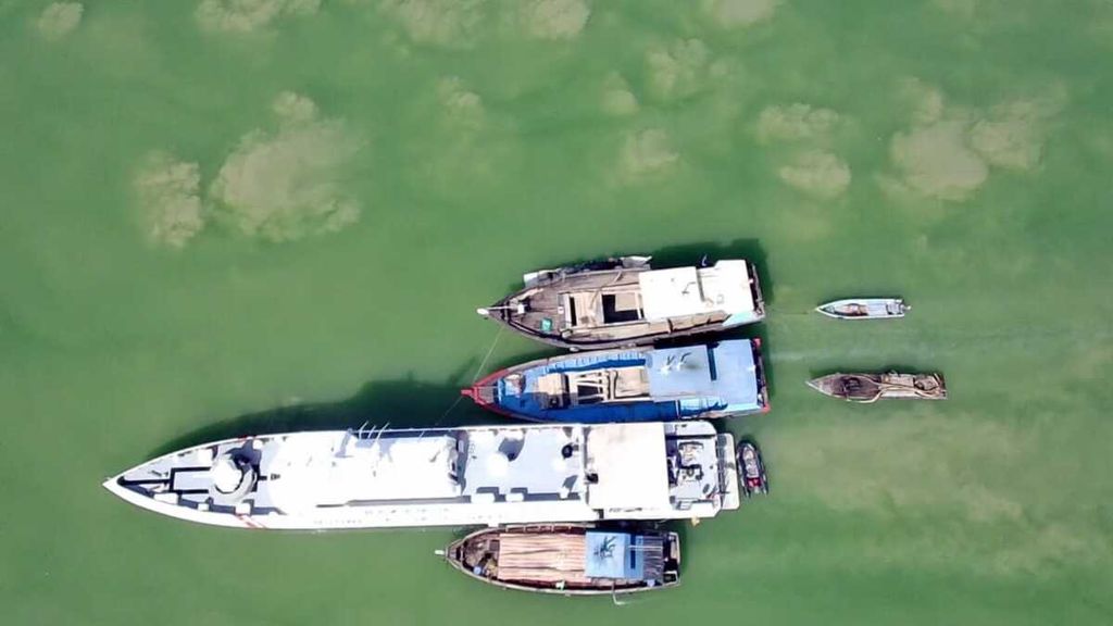 Kapal Negara (KN) Bintang Laut-401 milik Badan Keamanan Laut RI memeriksa aktivitas tiga kapal tambang pasir laut di perairan Pulau Babi, Kabupaten Karimun, Kepulauan Riau, Jumat (28/6/2024).