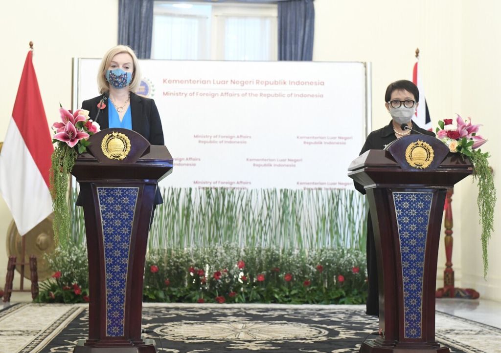 Menteri Luar Negeri RI Retno LP Marsudi (kanan) menyampaikan pernyataan bersama dengan Menlu Inggris Elizabeth Mary Truss, di Jakarta, 11 November 2021. 