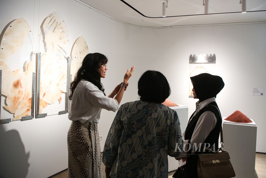 Seniman berdarah Yogyakarta Perancis, Ines Katamso (kiri), menjelaskan karyanya kepada pengunjung pada acara pembukaan pameran bersama Bhinneka Tunggal Ika di Bentara Budaya Gallery Jakarta, Kamis (23/11/2023).