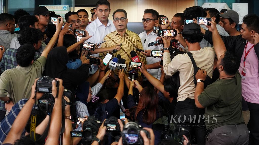 Wartawan mendengarkan keterangan yang disampaikan oleh Menteri Perhubungan Budi Karya Sumadi setelah diperiksa Komisi Pemberantasan Korupsi, Rabu (26/7/2023), di Jakarta. 