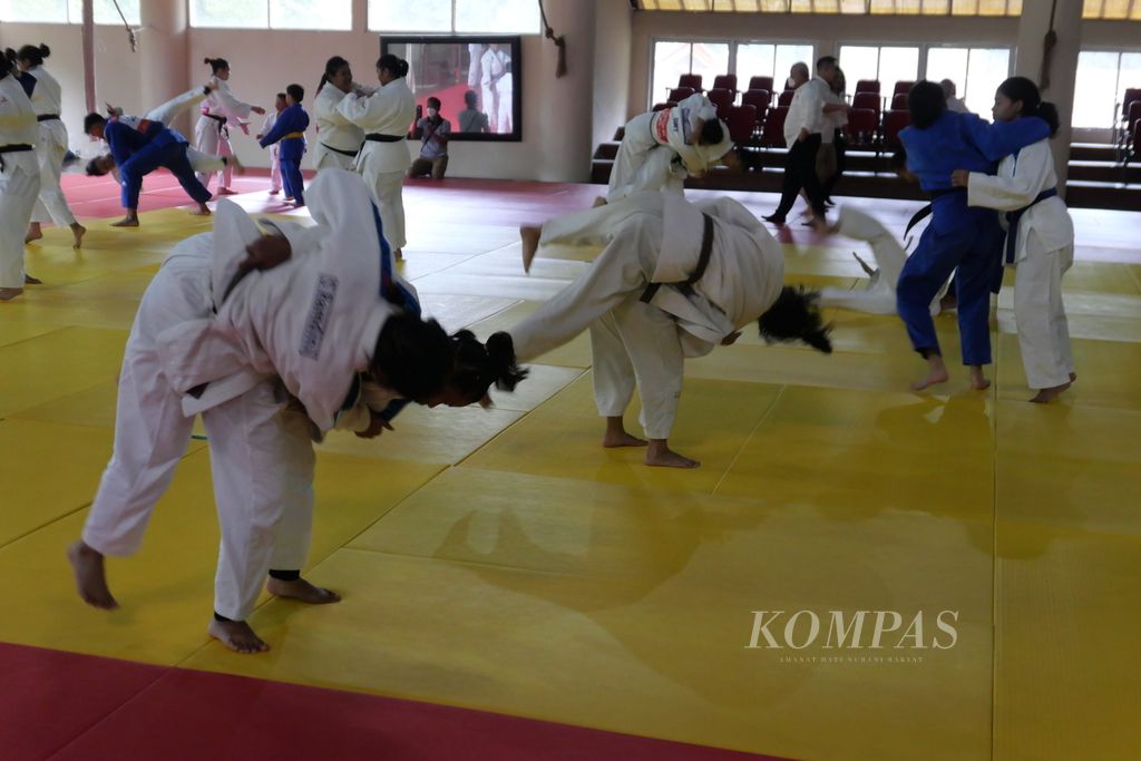 Para atlet berlatih saat dikunjungi Ketua Umum Pengurus Besar Persatuan Judo Seluruh Indonesia periode 2021-2026, Maruli Simanjuntak, Selasa (30/11/2021), di Padepokan Judo, Ciloto, Jawa Barat. 