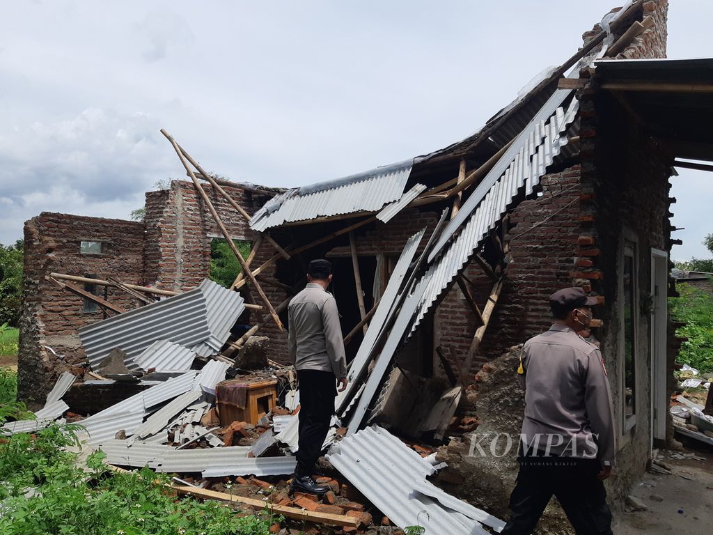 Polisi mengecek rumah yang ambruk di Blok Surapandan RT 003 RW 004, Kelurahan Argasunya, Kecamatan Harjamukti, Kota Cirebon, Jawa Barat, Rabu (26/10/2022). Rumah itu ambruk saat hujan deras melanda wilayah Cirebon, Selasa malam.