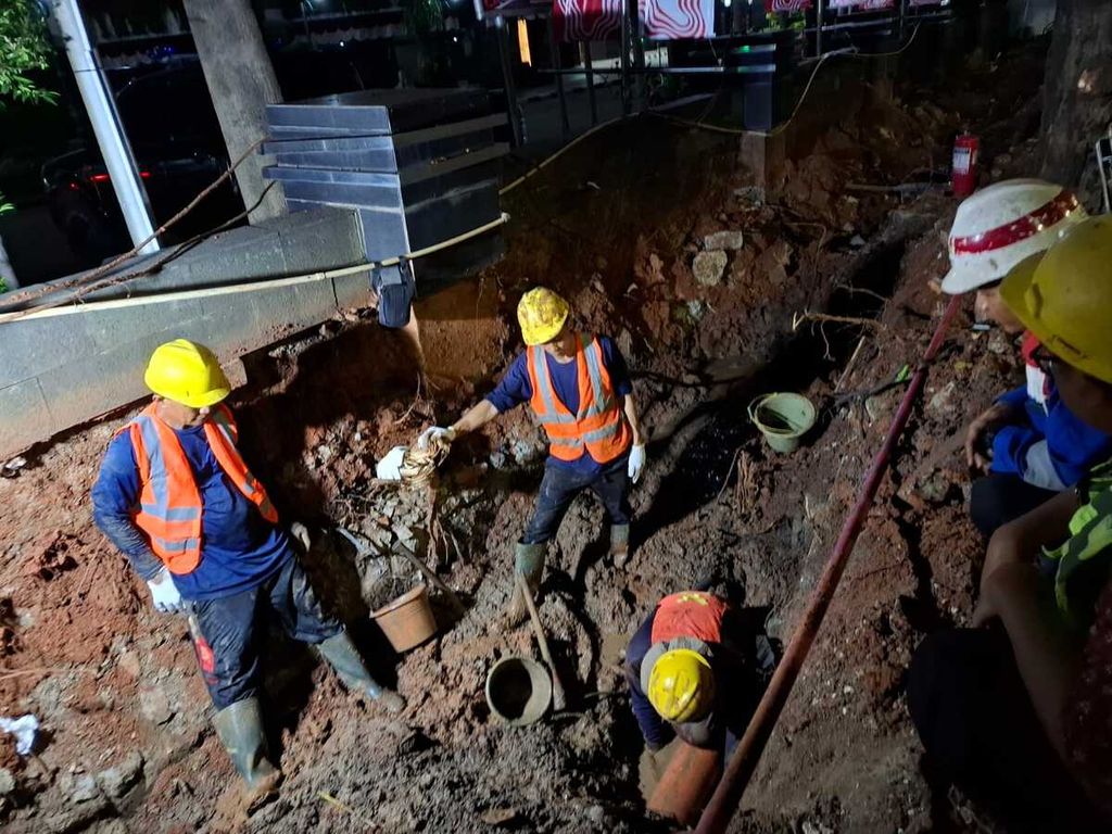 Tampak petugas menangani kebocoran pipa gas di depan Gedung Kementerian Kesehatan, Jalan Rasuna Said, Kuningan, Jakarta Selatan, Rabu (7/8/2024). PT Perusahaan Gas Negara Tbk (PGN) menduga kebocoran akibat aktivitas penggalian oleh pihak ketiga untuk utilitas lain.