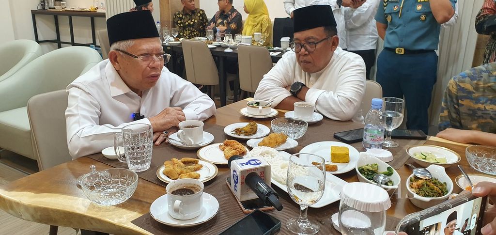 Wakil Presiden Ma'ruf Amin memberikan keterangan seusai menunaikan ibadah shalat Jumat di Istana Wapres, Jakarta, Jumat (5/1/2024).