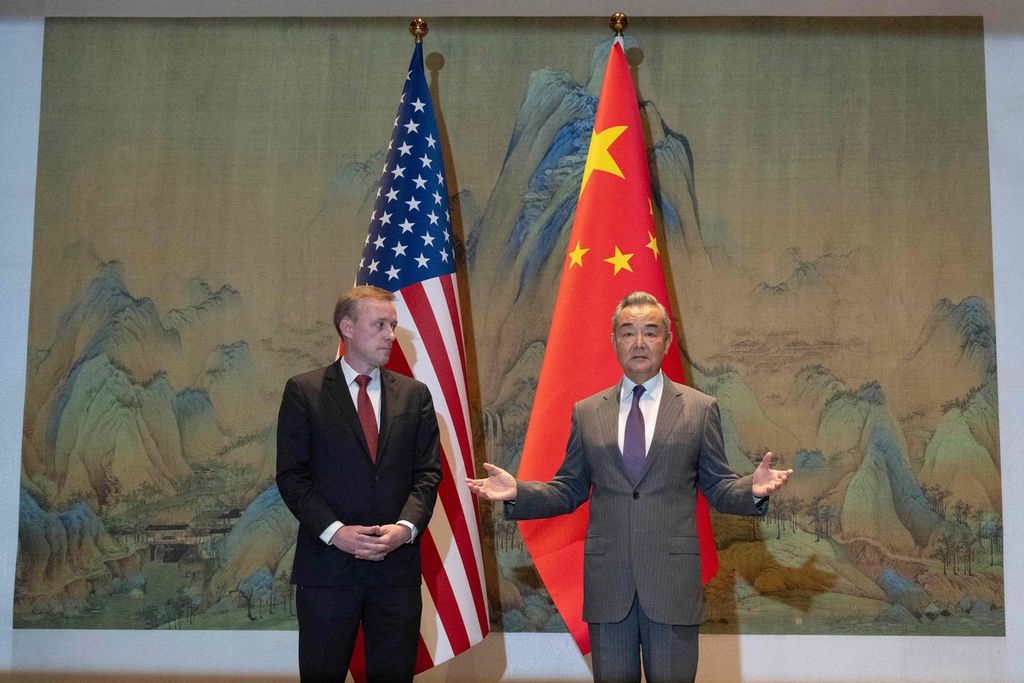 Menteri Luar Negeri China Wang Yi (kanan) berbicara saat menerima Penasihat Keamanan Nasional Amerika Serikat Jake Sullivan dalam pertemuan di Danau Yanqi, Beijing, China, Selasa (27/8/2024). 