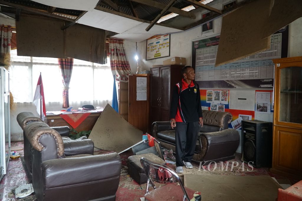 Kepala SD 21 Pasaman Dafri, Kamis (10/3/2022), menunjukkan kerusakan pada ruangan kepala sekolah akibat gempa di Jorong Pinaga, Nagari Aua Kuniang, Kecamatan Pasaman, Pasaman Barat, Sumatera Barat.