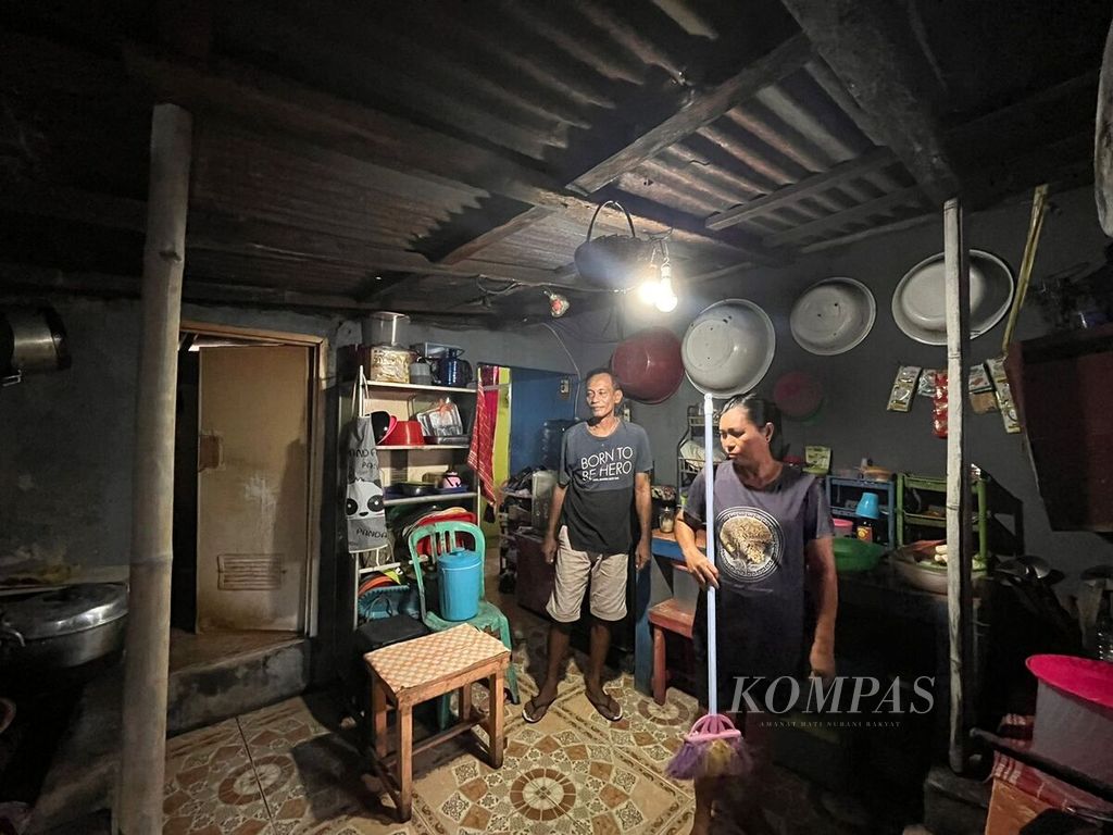 Rumah milik Tonny Mangundap (51), penduduk Kelurahan Balehumara yang dipasangi fondasi bambu, antisipasi dampak erupsi Gunung Ruang, Tagulandang, Kabupaten Sitaro, Sulawesi Utara, Kamis (9/5/2024).