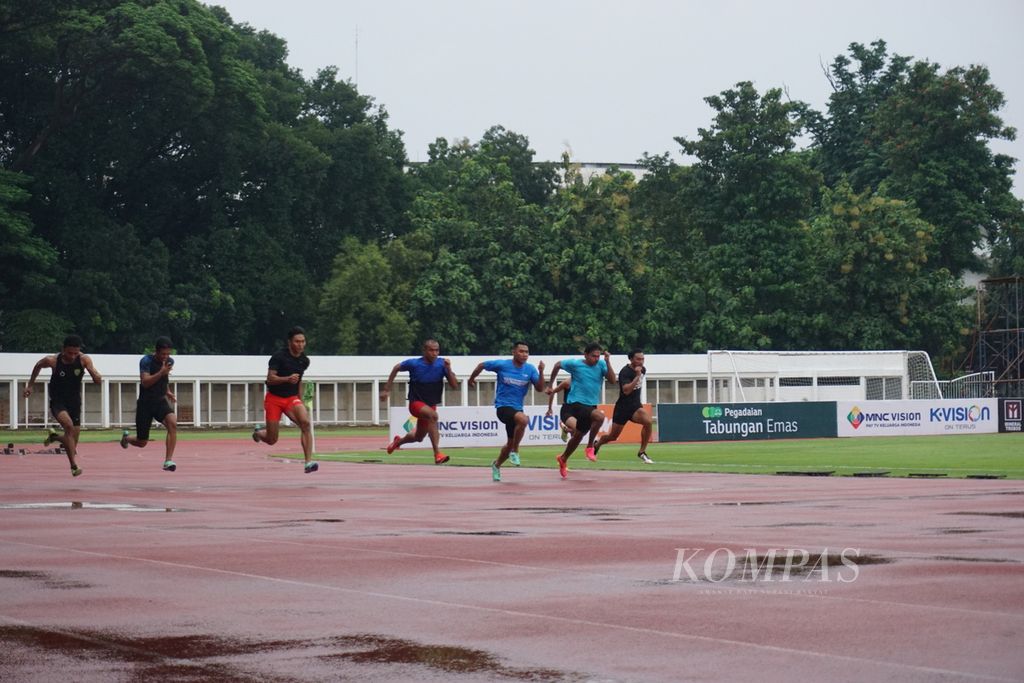Sprinter Indonesia, Lalu Muhammad Zohri (ketiga dari kiri), melakukan <i>time trial</i> dalam rangka persiapan untuk kualifikasi Olimpiade Paris 2024, di Stadion Madya Gelora Bung Karno, Senayan, Jakarta, Sabtu (9/3/2024) pagi.