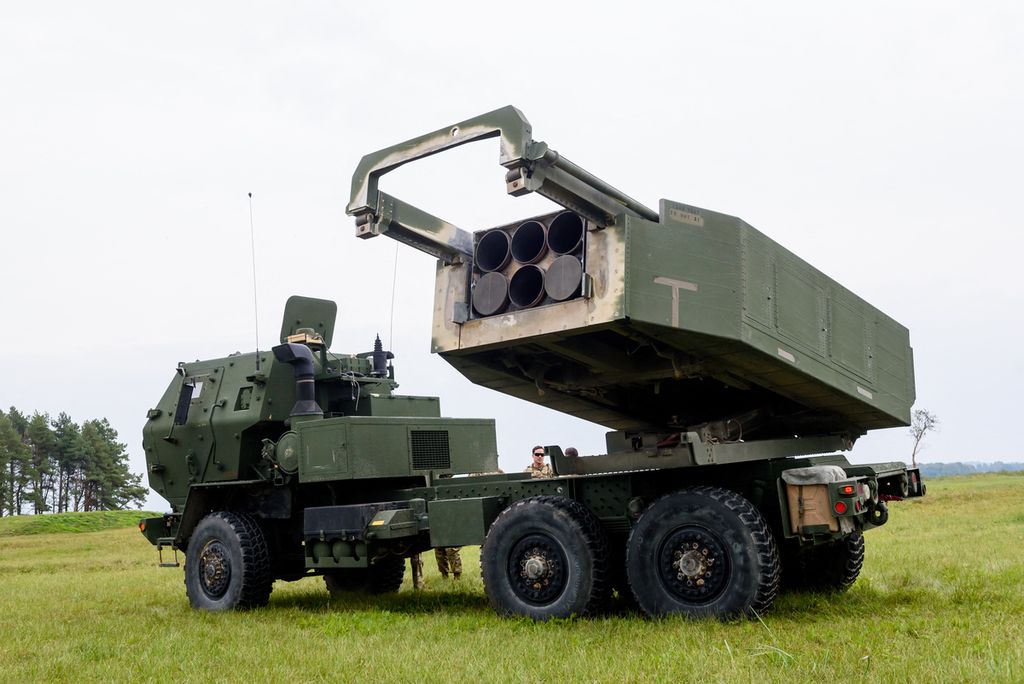 Peluncur roket gerak cepat (HIMARS) buatan Amerika Serikat dipakai dalam latihan di Latvia pada September 2022. HIMARS dan aneka persenjataan lain kini sedang dicoba disambungkan dengan kecerdasan buatan.