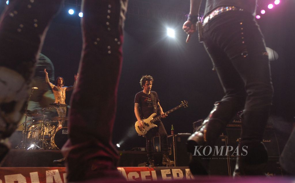 Skid Row konser di Stadion Gelora 10 Nopember, Surabaya, Jawa Timur, Kamis (13/3/2008). 