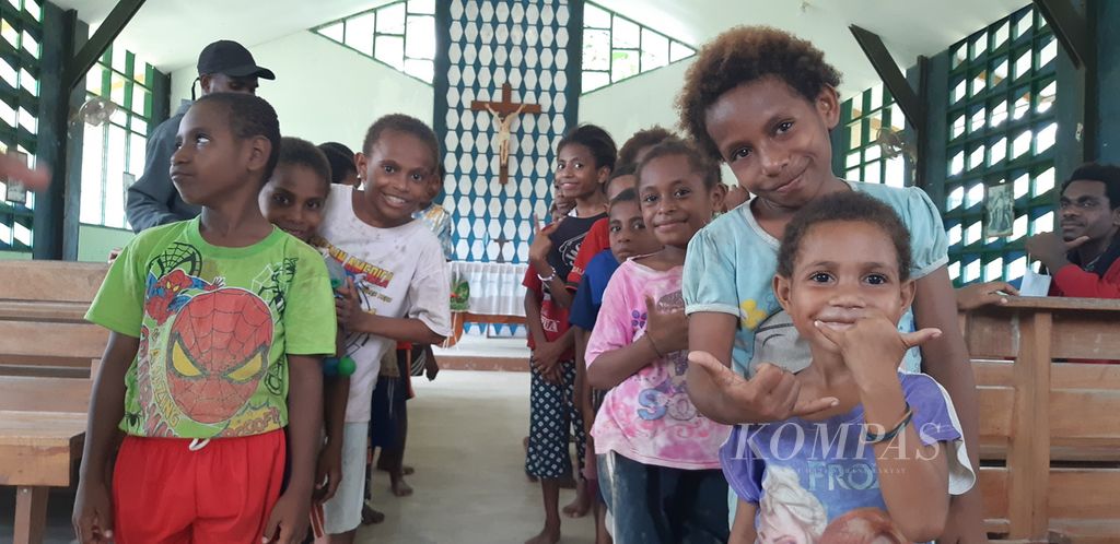 Keceriaan anak-anak di Kampung Koya Koso, Kota Jayapura, Papua.
