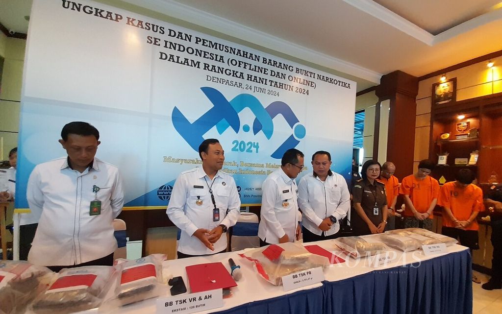 BNN Provinsi Bali mengadakan konferensi pers pengungkapan kasus narkotika dan pemusnahan barang bukti narkotika di Kantor BNN Provinsi Bali, Kota Denpasar, Senin (24/6/2024). Konferensi pers, yang dilanjutkan pemusnahan barang bukti narkotika, digelar serangkaian peringatan HANI 2024. 