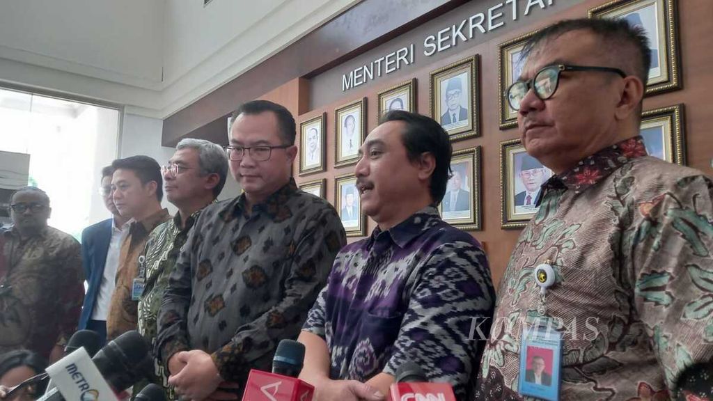 Wakil Ketua Panitia Seleksi Calon Pimpinan dan Dewan Pengawas Komisi Pemberantasan Korupsi Masa Jabatan 2024-2029 Arif Satria (ketiga dari kanan) dan Direktur Pemberitaan Media Indonesia Abdul Kohar (kedua dari kanan) memberikan keterangan kepada wartawan seusai pertemuan pansel dengan pimpinan media di kantor Sekretariat Negara, Jakarta, Rabu (5/6/2024).