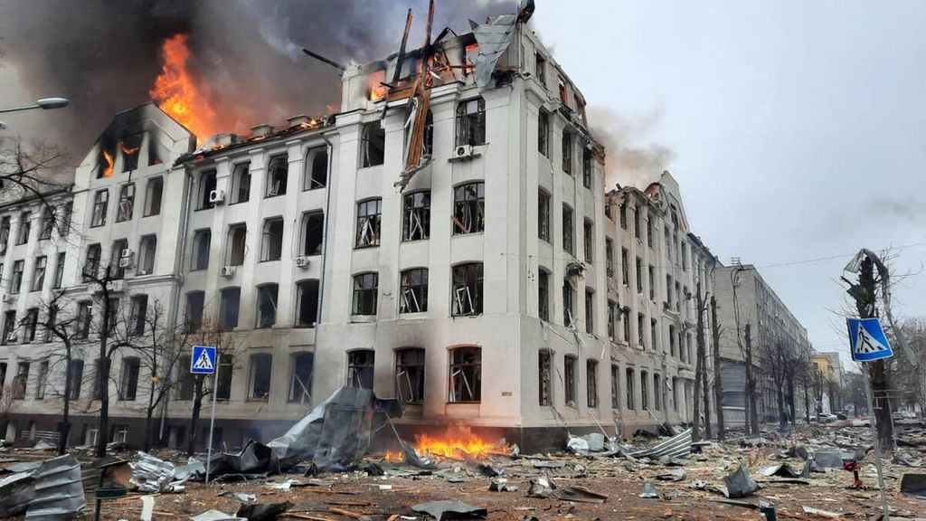 Gambar selebaran ini dirilis oleh Layanan Darurat Negara Ukraina, memperlihatkan gedung departemen kepolisian regional Kharkiv, Ukraina, yang rusak dan terbakar karena serangan rudal Rusia, Rabu (2/3/2022). 
