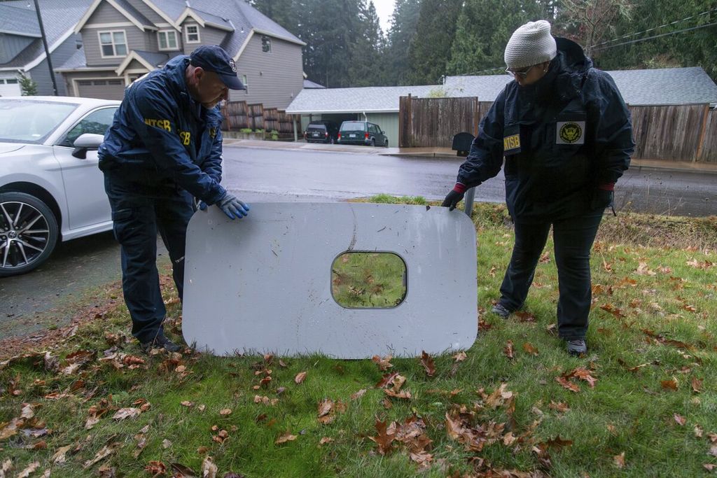 Foto yang dirilis Dewan Keselamatan Transportasi Nasional ini menunjukkan pintu darurat yang lepas dari badan pesawat Alaska Airlines nomor penerbangan 1282 pada 7 Januari 2024, di Portland, Oregon, AS.