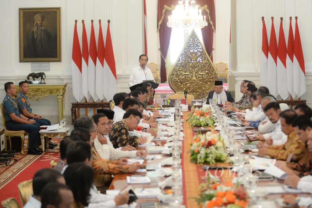 Satu hari setelah dilantik, para menteri di Kabinet Indonesia Maju langsung mengikuti Sidang Kabinet Paripurna yang dipimpin oleh Presiden Joko Widodo bersama Wakil Presiden Maruf Amin di Istana Merdeka, Jakarta, Kamis (24/10/2019).